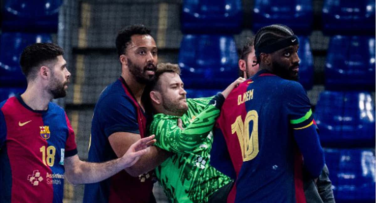 Pérez de Vargas, llevado por sus compañeros tras su lesión. /@FCBHANDBOL