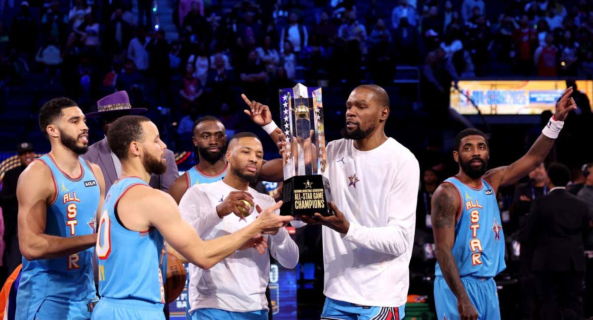 Tatum, Curry, Lillard y Durant levantan el trofeo de campeones. /AFP