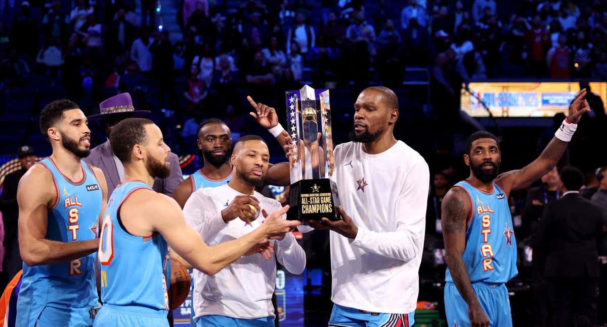 Tatum, Curry, Lillard y Durant levantan el trofeo de campeones.
