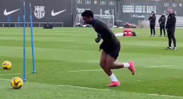Atentos a la celebración de Gavi tras marcar gol en el entrenamiento del Barça.