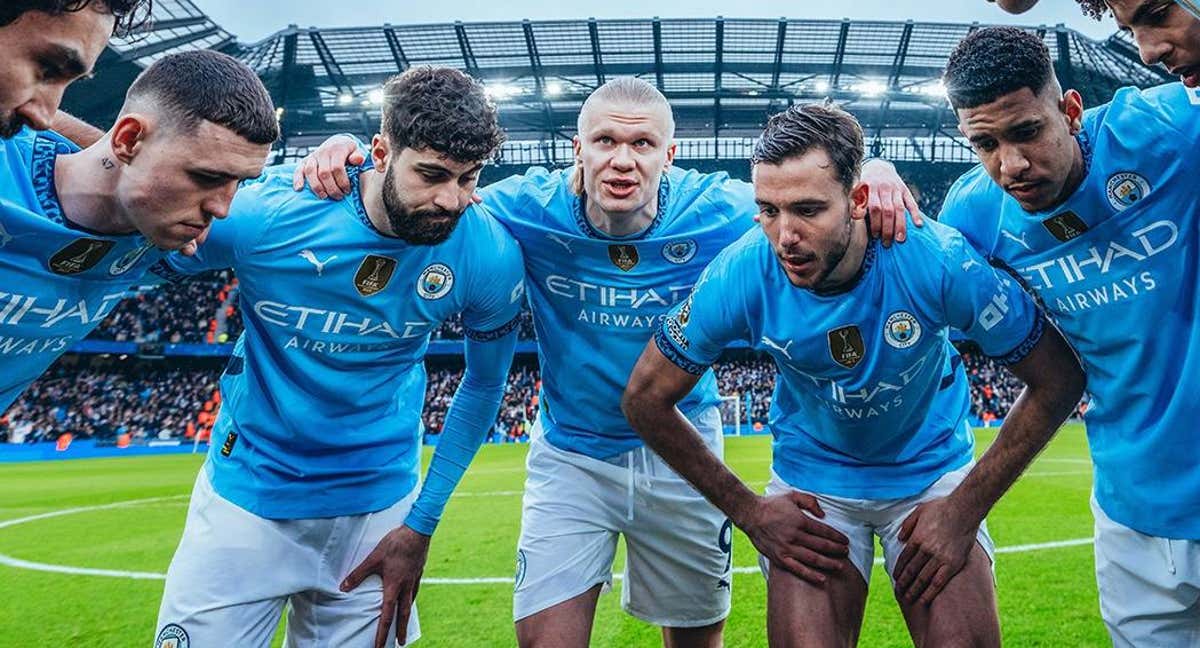 Erling Haaland da la charla prepartido antes de enfrentarse al Newcastle./@ManCity