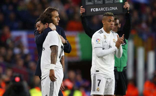 Julen Lopetegui, en su último partido con el Real Madrid consuela a Marcelo.  GETTY