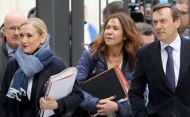 Marisa González, junto a Cristina Cifuentes.  GETTY