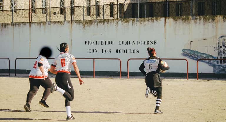 Reclusas compiten al rugby en el partido disputado en la prisión de Madrid 2.