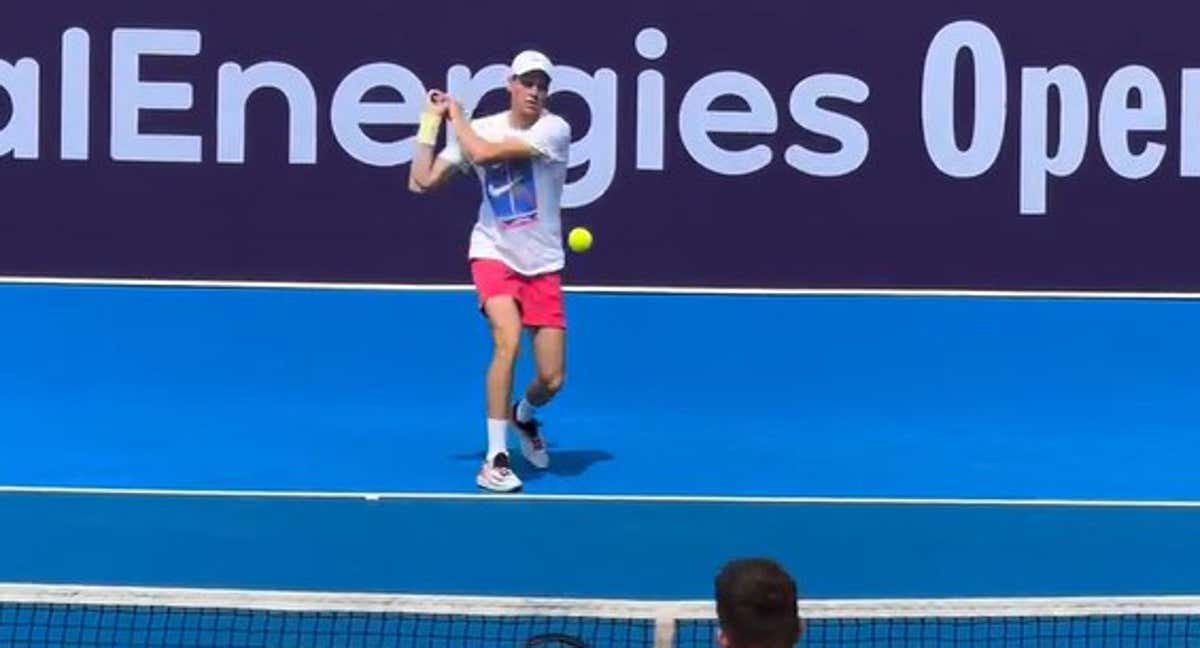 Jannik Sinner se entrena en las instalaciones del ATP500 de Doha después de pactar su sanción. /Instagram/Leheckajiri