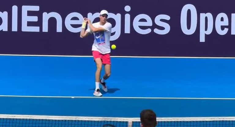 Jannik Sinner se entrena en las instalaciones del ATP500 de Doha después de pactar su sanción.