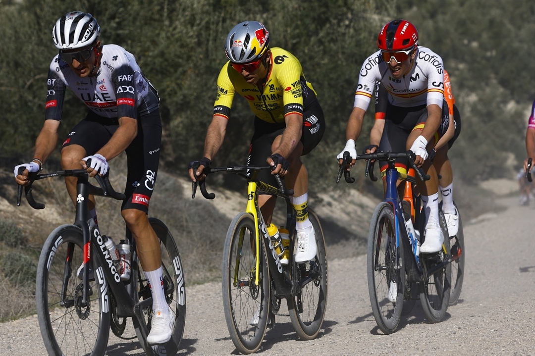 Van Aert, rodeado por los españoles Marc Soler (izquierda) y Héctor Álvarez (derecha) en los tramos de 'sterrato' de la Clásica de Jaén. Sprint Cycling