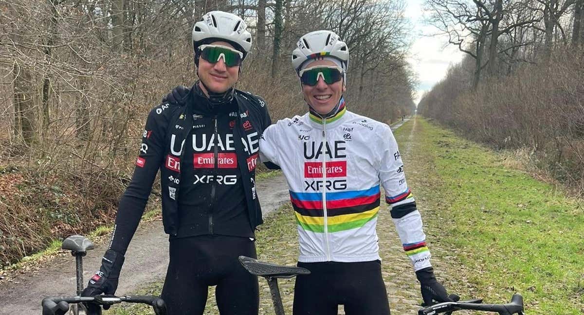 Tim Wellens y Tadej Pogacar posan en el Bosque de Arenberg, uno de los tramos más icónicos de la París-Roubaix./UAE Team Emirates