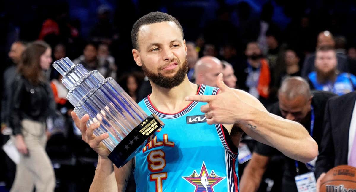 Stephen Curry con el trofeo de MVP del último All Star./Reuters