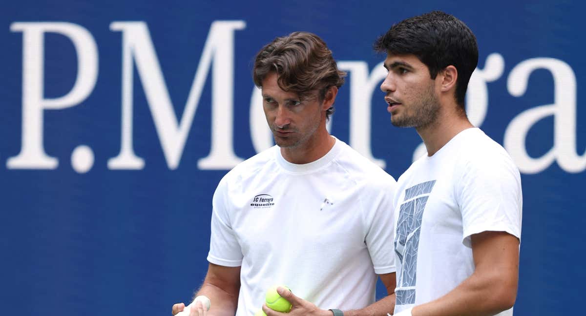 Juan Carlos Ferrero y Carlos Alcaraz, en el US Open de 2023./AFP