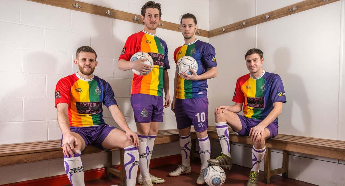 Los jugadores del Altrincham con la camiseta LGTBI. /Altrincham FC