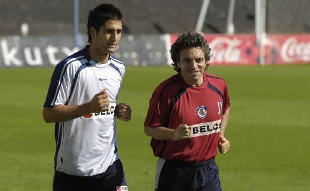 Juanma Lillo corre junto a un jovencísimo Markel Bergara en Zubieta.  DV