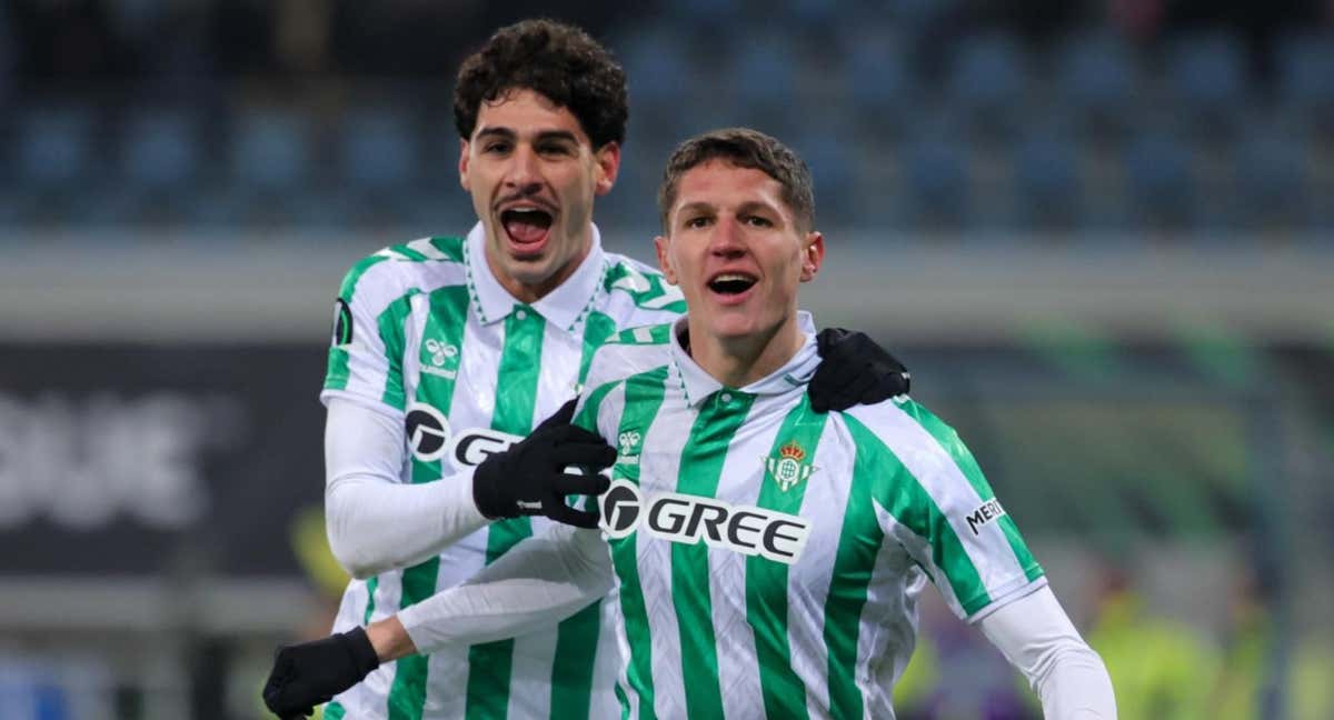 Johnny Cardoso y Sergi Altimira celebran el gol contra el Gent. /EFE