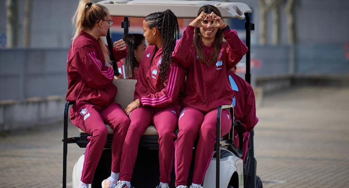 Las jugadoras de la Selección, Esther Sullastres, Vicky López y Alba Redondo, se desplazan en la Ciudad del Fútbol con unos bogies eléctricos antes del sorteo de Copa. /RFEF