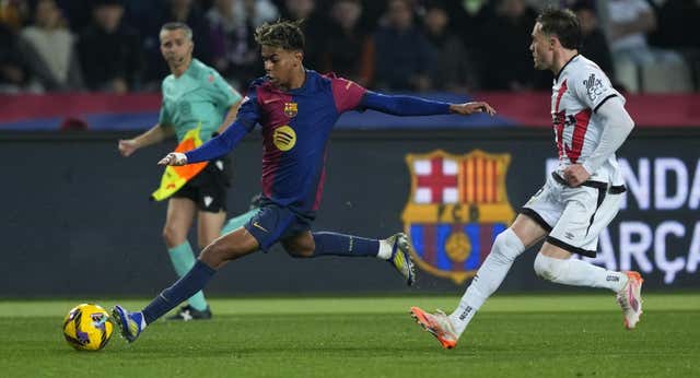 En plena tormenta arbitral, Lamine Yamal echa un capote al colectivo y desmonta la teoría del Real Madrid: “Ni ellos ni Barça ni Atleti nos podemos quejar”