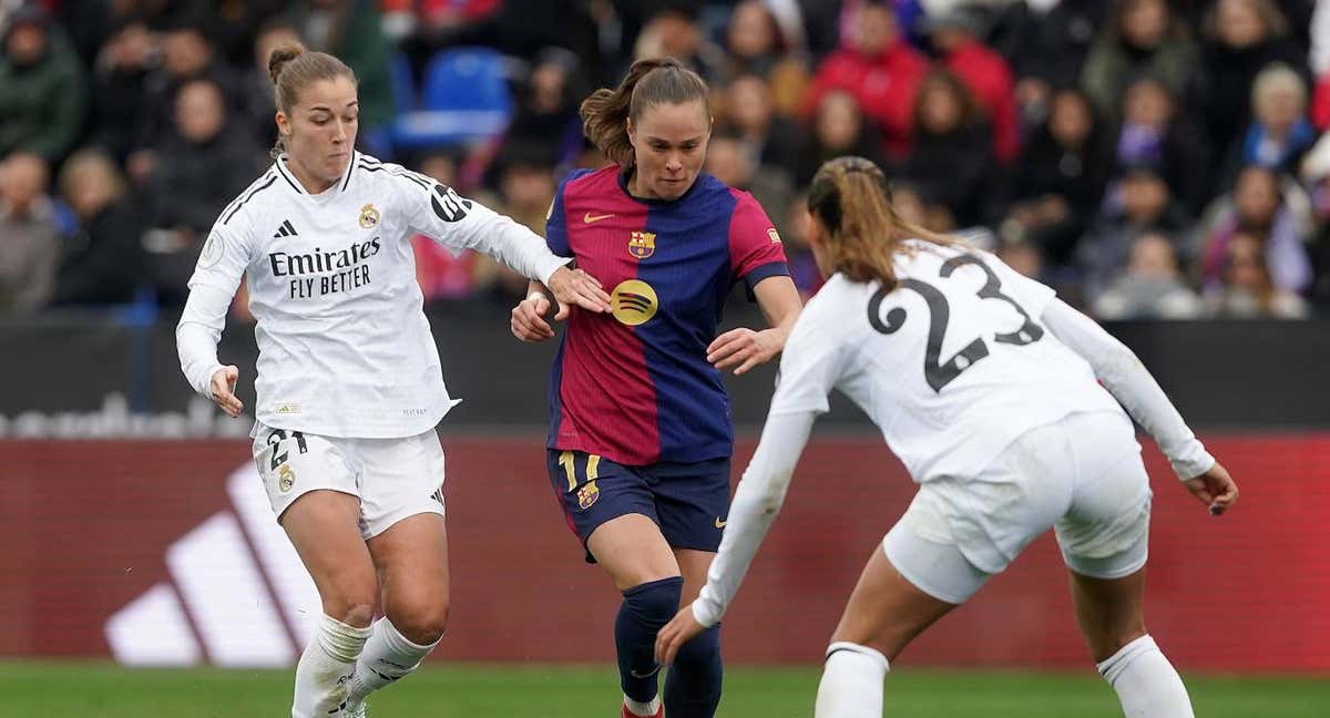 Angendahl y Pajor disputan un balón en la final de la Supercopa.