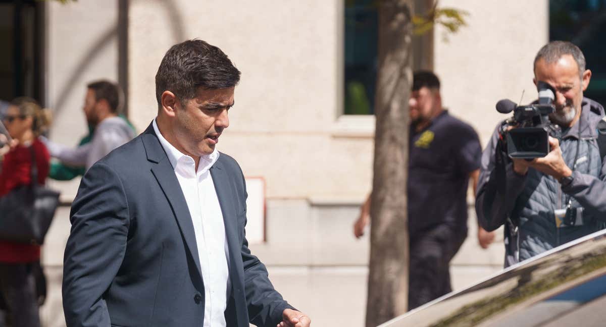 El segundo máximo accionista del CD Tenerife, Rayco García, sale de la Audiencia Provincial de Santa Cruz de Tenerife tras prestar declaración ante el Juzgado de Violencia sobre la Mujer./EFE