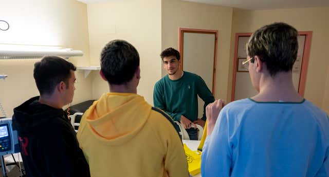 Gerard Moreno visita en el hospital a las víctimas de la agresión tras el derbi autonómico