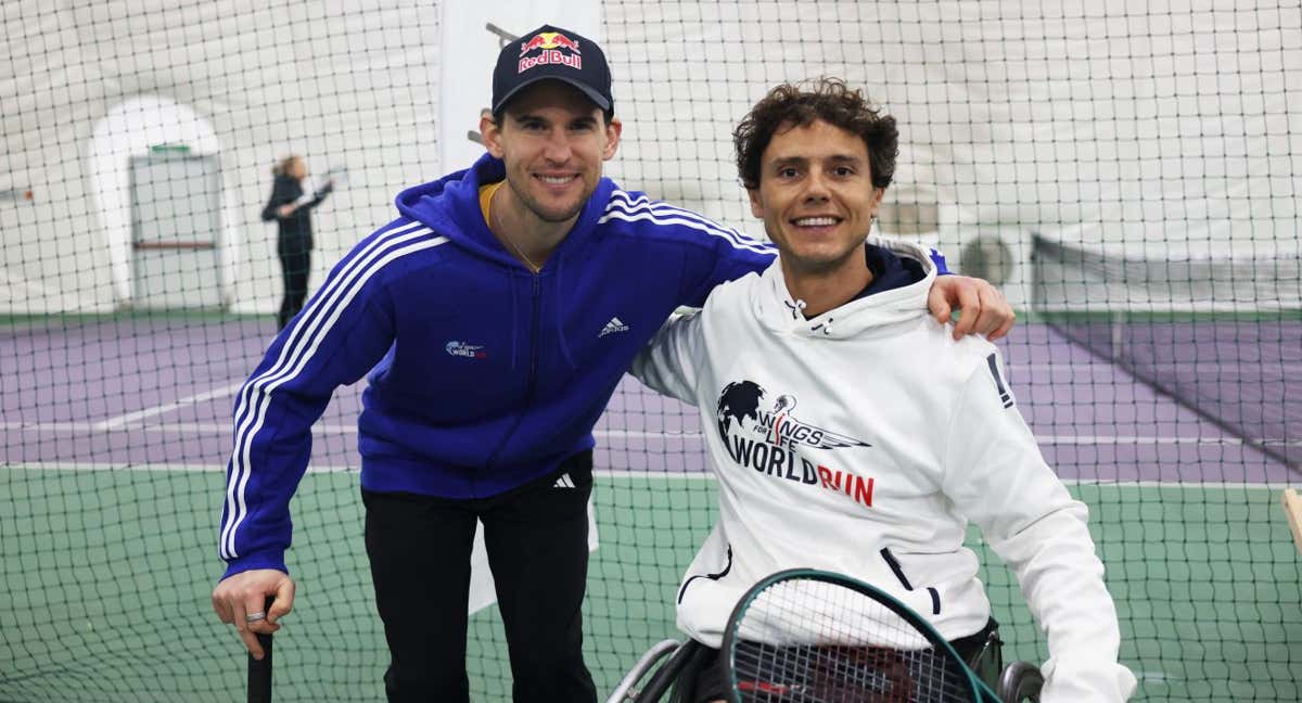 Dominic Thiem y Cisco García, en las pistas de tenis del Davis Lloyd de Aravaca (Madrid)./MICHÈLE NOVOVITCH / RELEVO