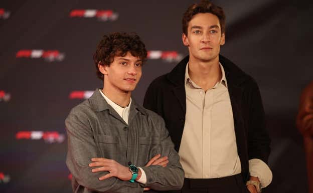 Andrea Kimi Antonelli junto a George Russell en la presentación del nuevo Mercedes para la temporada 2025. EFE