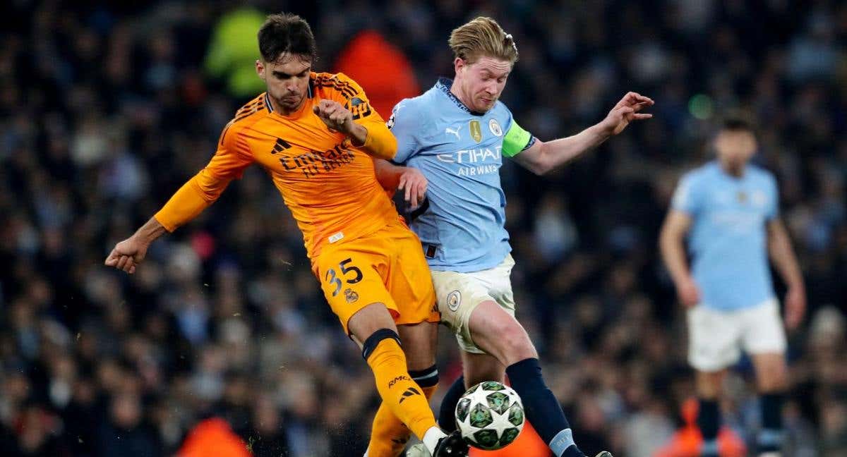 De Bruyne y Asencio, en la disputa del balón./REUTERS/Scott Heppell