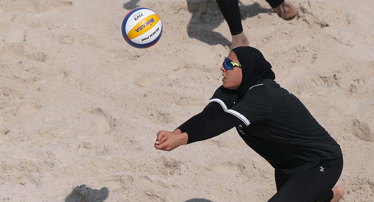 Dos deportistas egipcias durante un partido de Voley Playa en los últimos JJOO de París. /GETTY IMAGES