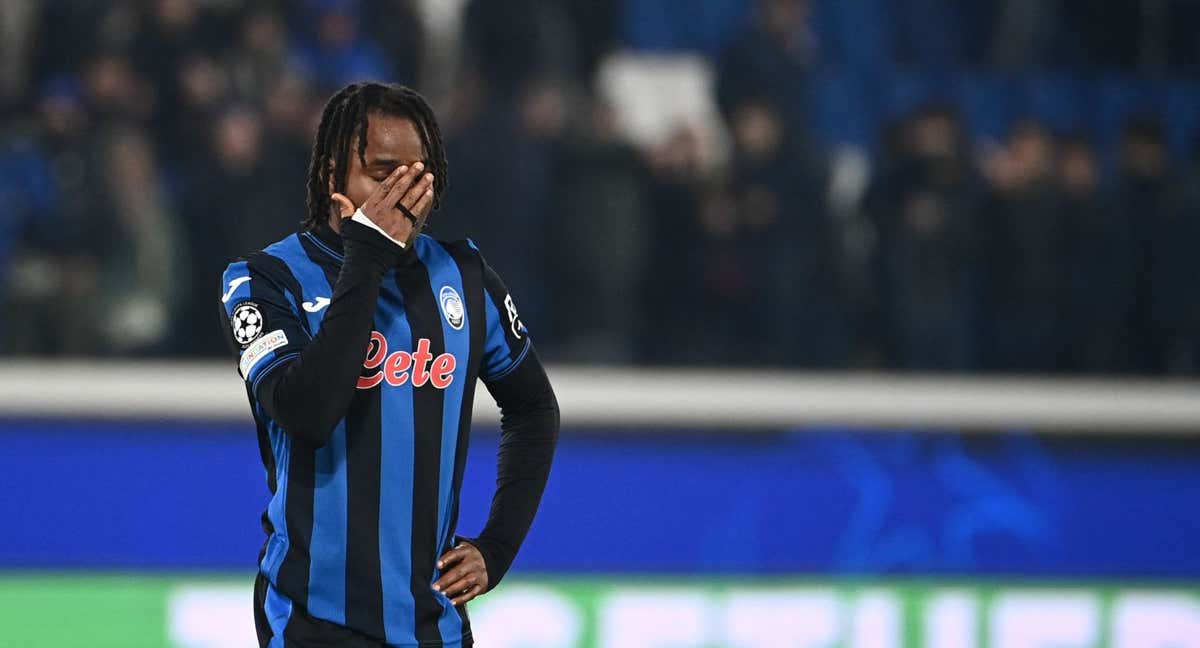 Lookman se lamenta tras fallar un penalti ante el Brujas.