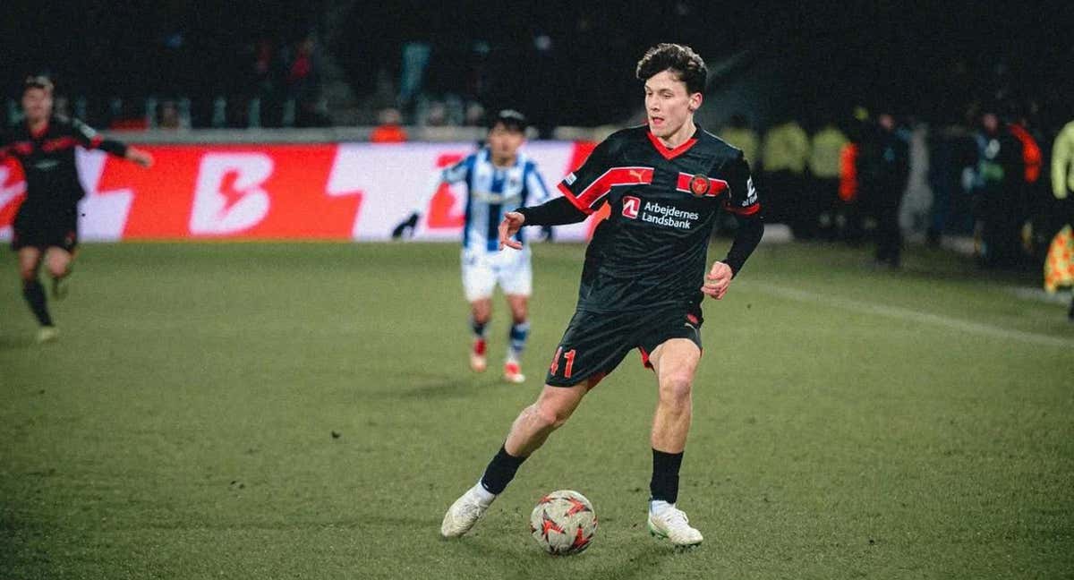 Mikel Gogorza, en un lance del partido de ida, con Take Kubo de fondo. /FC Midtjylland