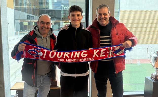 Mikel, con la bufanda del Touring junto a dos amigos de la infancia de su padre, Asier y Aitor.  Relevo