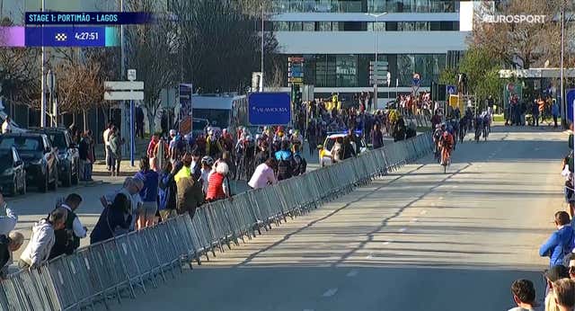 Caos insólito en la Vuelta al Algarve: el pelotón se equivoca de curva y lucha por la etapa en la calle errónea