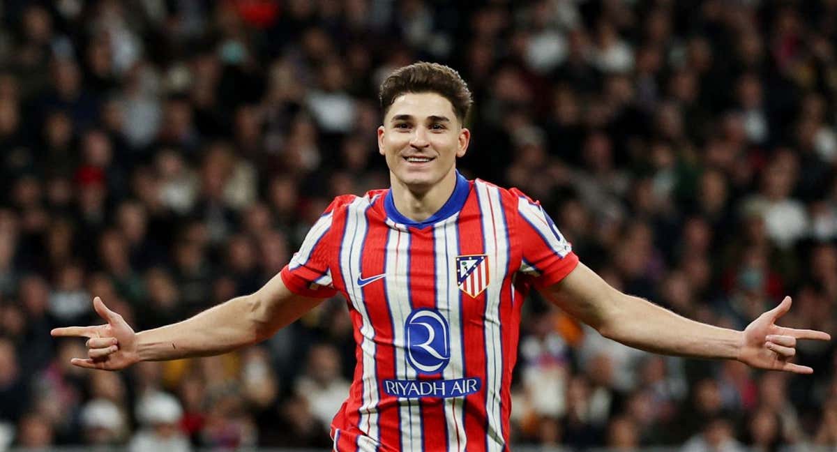 Julián Alvarez marca un gol en un partido con el Atlético de Madrid./Reuters