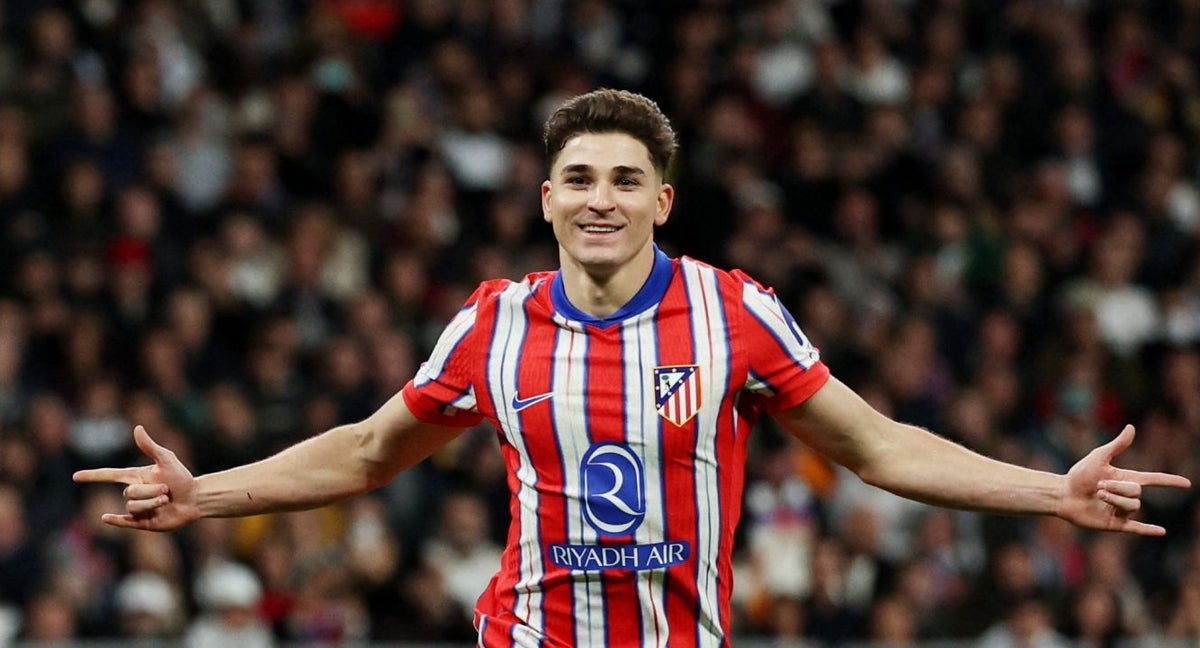 Julián Alvarez marca un gol en un partido con el Atlético de Madrid.