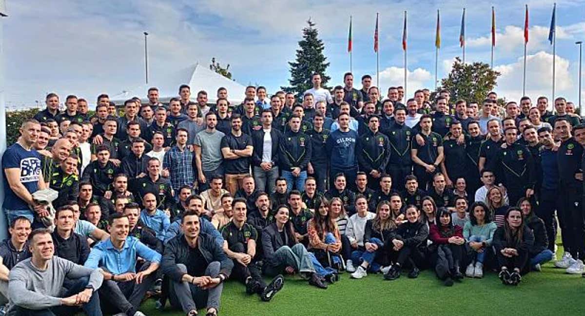 Foto de familia de los colegiados que se reunieron este miércoles en Las Rozas. /RFEF