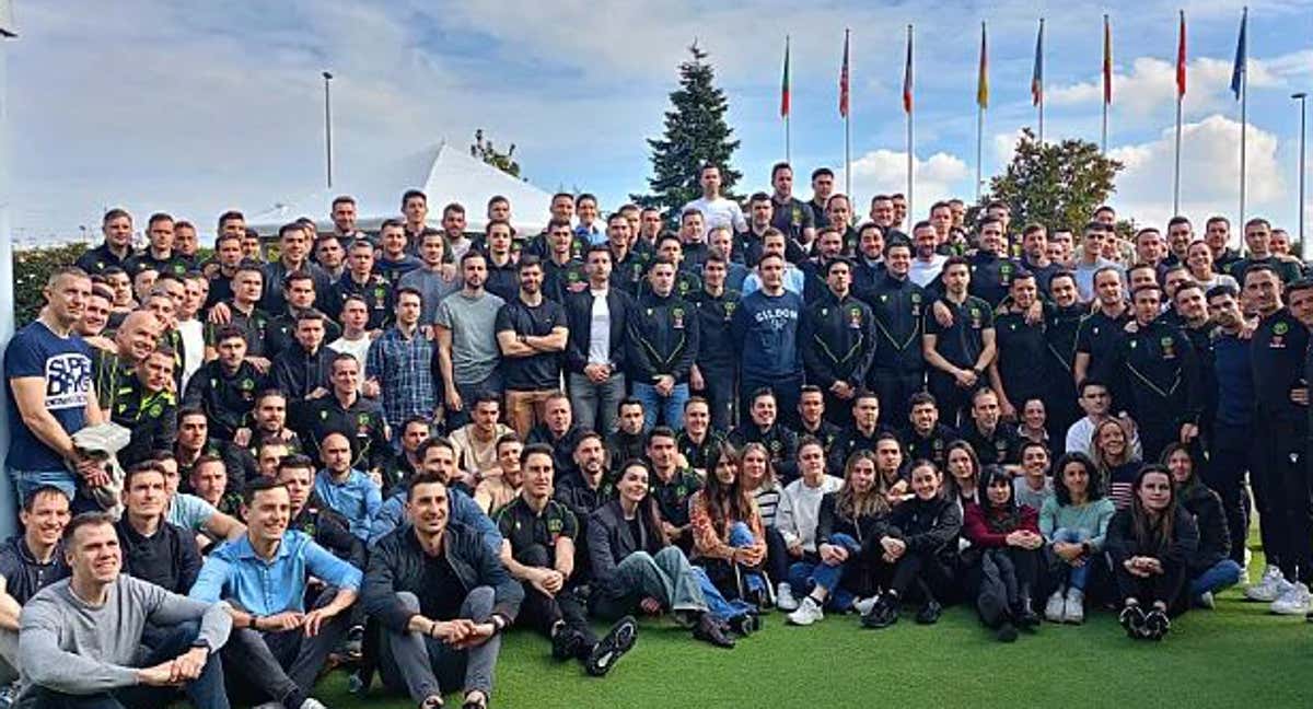 Foto de familia de los colegiados que se reunieron este miércoles en Las Rozas.