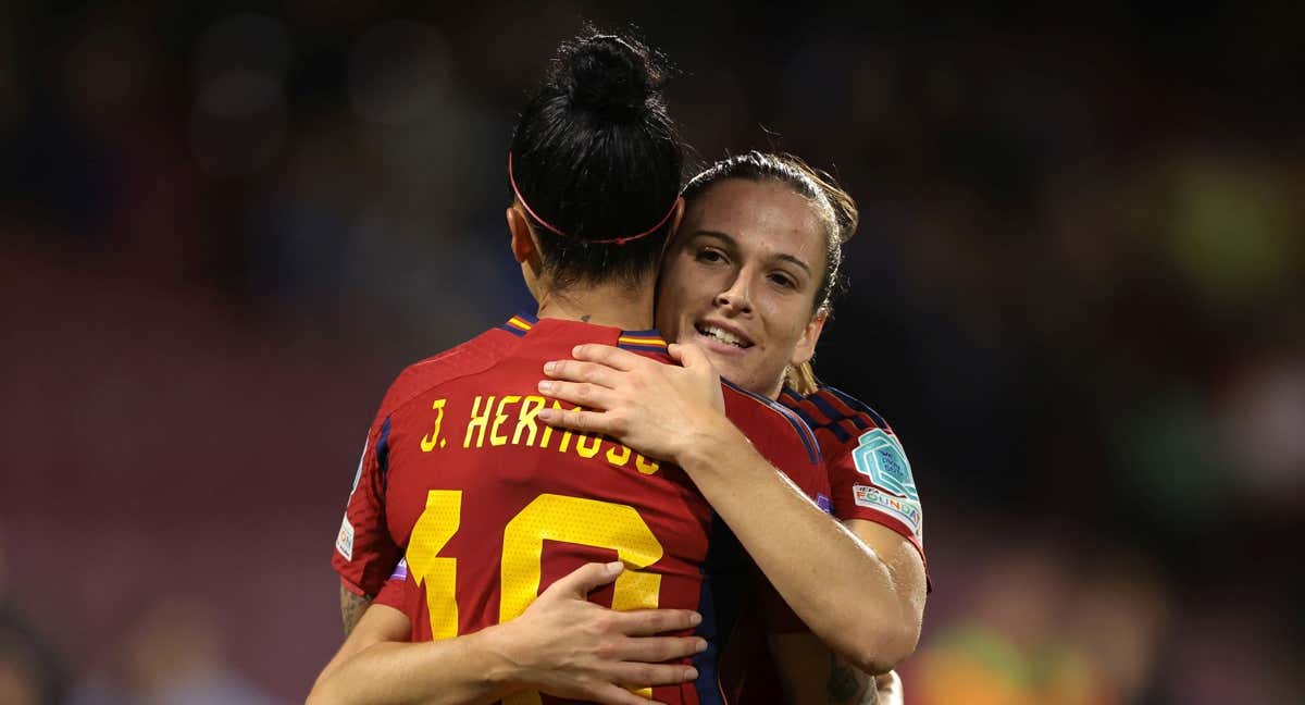 Laia Codina se abraza a Jenni Hermoso en un partido de la Nations League ante Italia./Getty Images