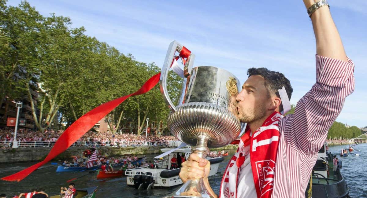 De Marcos besa la Copa del Rey subido a la Gabarra./Athletic Club