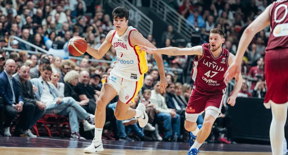 Hugo González, defendido por el letón Arturs Kurucs, en su debut con la Selección. /FIBA