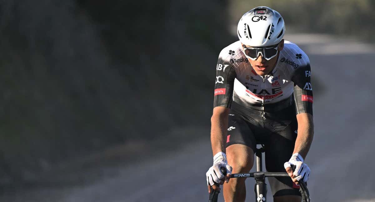 Isaac del Toro rueda en solitario tras su ataque en la Clásica de Jaén./Getty Images