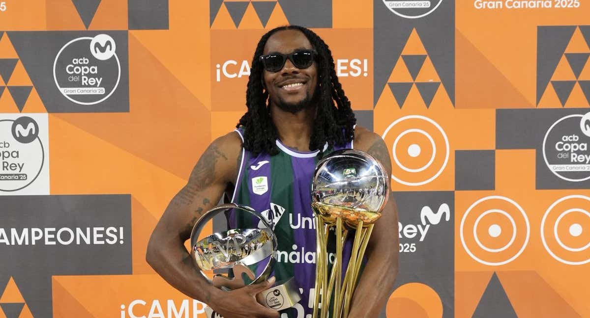 Kendrick Perry posa con el MVP y la Copa... y las míticas gafas. /ACB PHOTO/MARIANO POZO