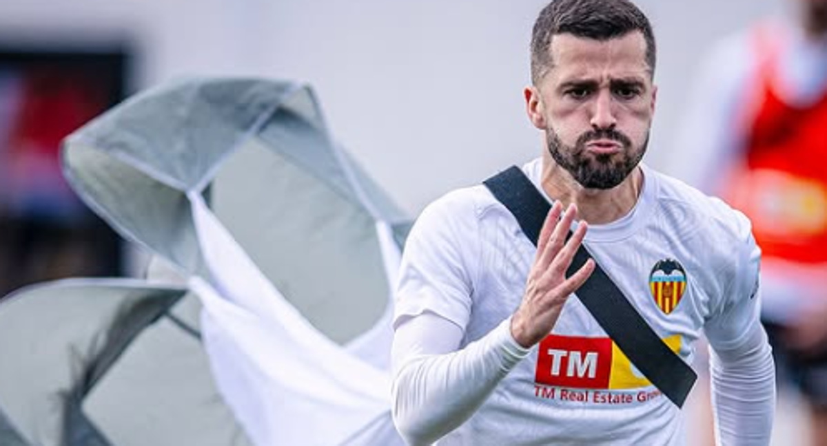 José Gayà entrenando con un paracaídas de resistencia. /Valencia CF.