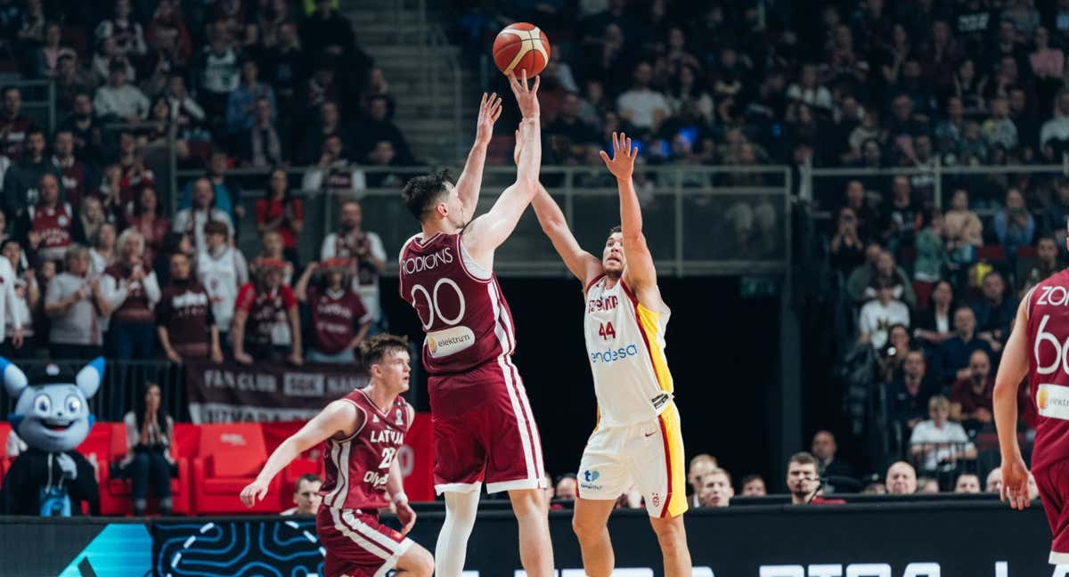 Joel Parra trata de taponar un tiro de Rodions Kurucs. /FIBA