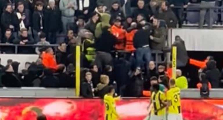 Los aficionados se pelean en las gradas del estadio.