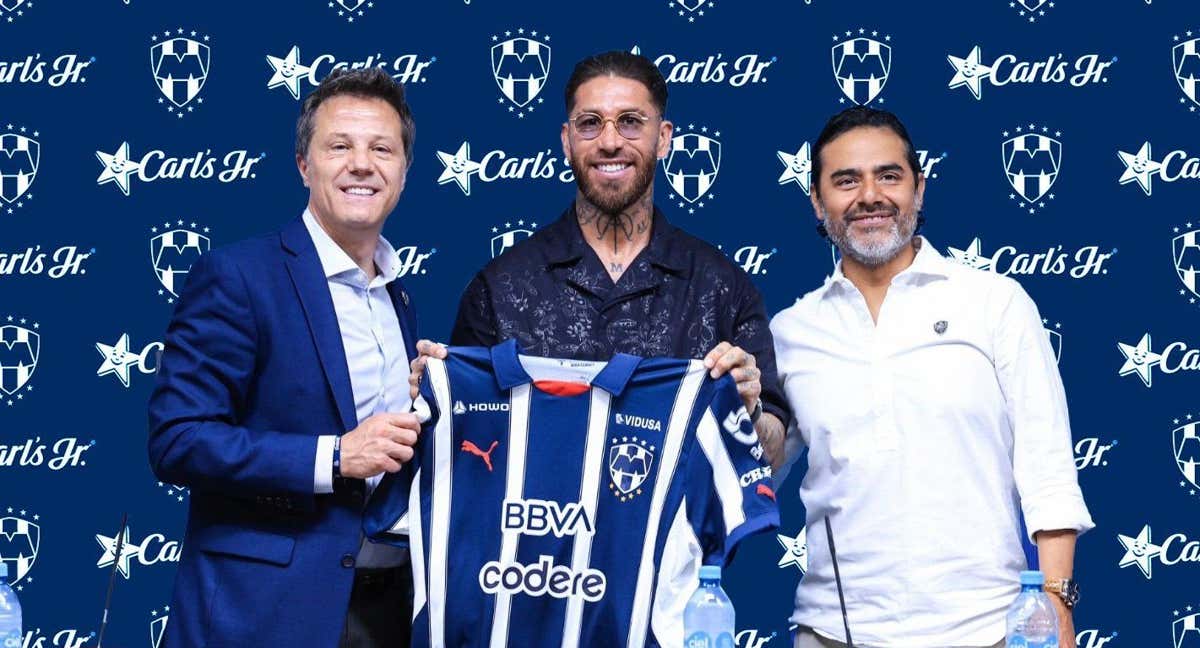 Sergio Ramos posa con su nueva camiseta./Rayados