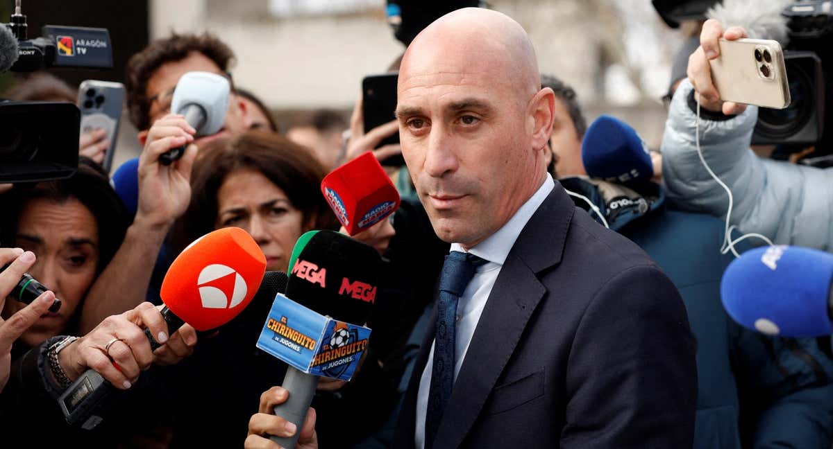 Los medios de comunicación rodean a Luis Rubiales tras el juicio./REUTERS