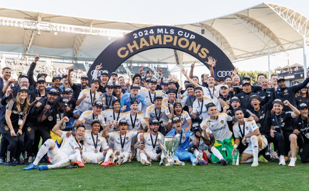 Jugadores y staff de LA Galaxy con el trofeo. LAGALAXY.