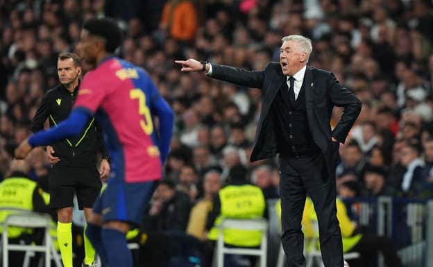 Ancelotti da indicaciones en el Clásico de octubre en el Bernabéu.  GETTY