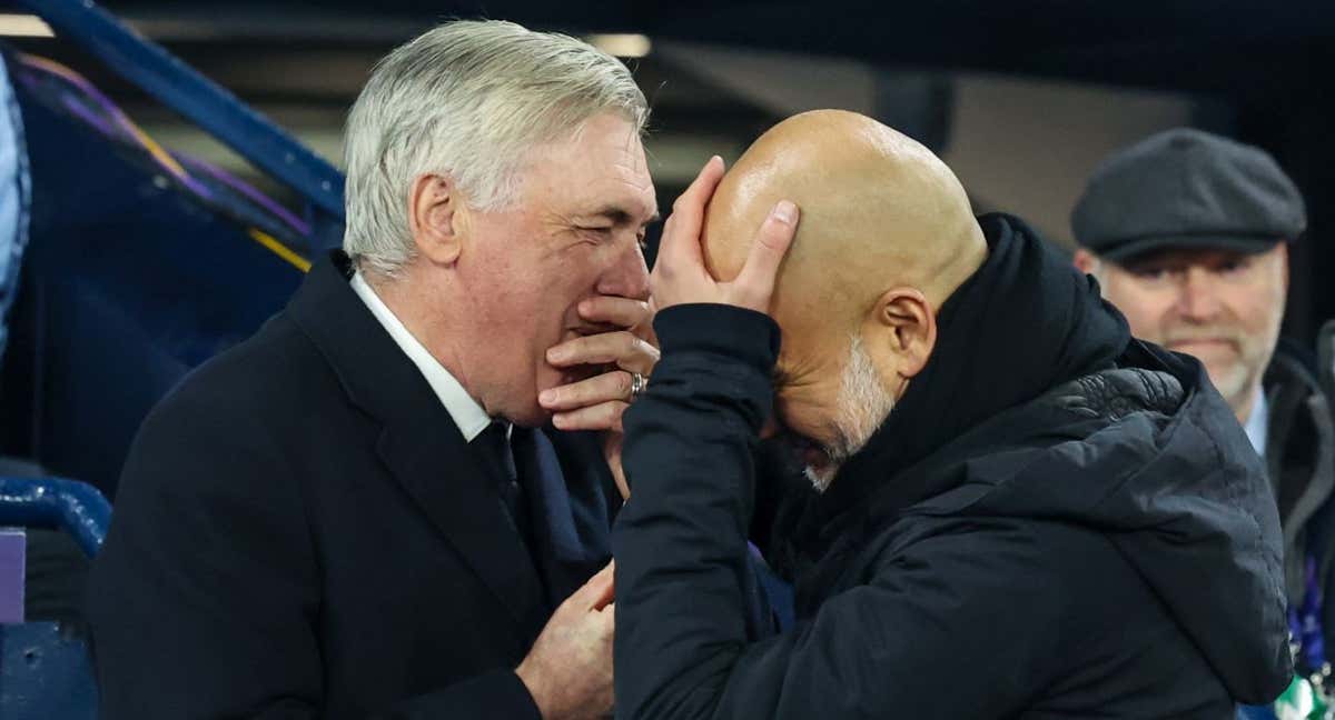 Carlo Ancelotti y Pep Guardiola charlan en el último City-Real Madrid. /GETTY