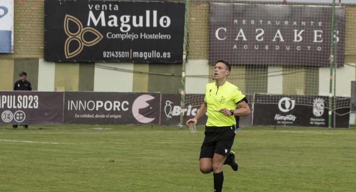 Árbitro en el Campo Municipal de La Albuera, Segovia.