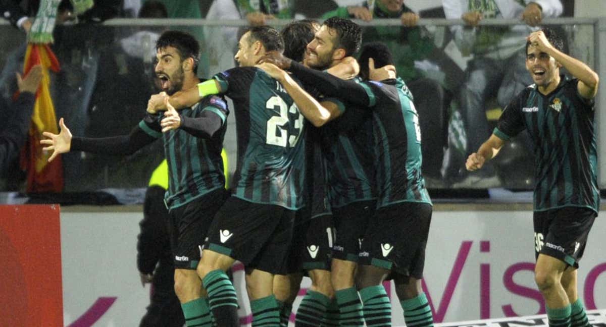 Los jugadores béticos celebran el gol de Chuli./ABC