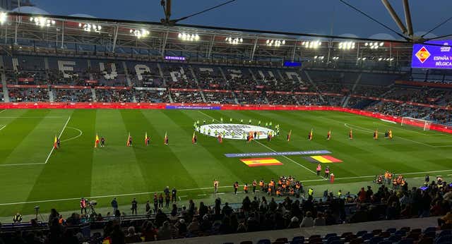 Fría tarde de la Selección en el Ciutat de Valencia con un vago recuerdo a los afectados por la DANA